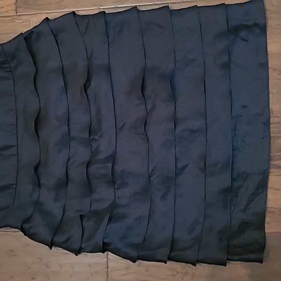 R & M Collection Black & White Ruffled sleeveless party dress size 16 - Picture 3 of 12